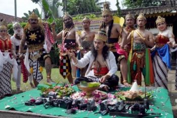 Wartawan Berpakaian Wayang Orang Peringati HPN 