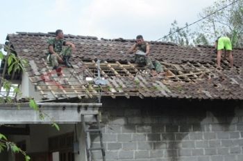 TNI Perbaiki Rumah 