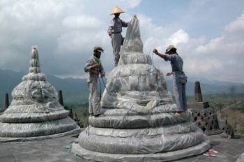 Candi Borobudur Mulai Dibersihkan dari Abu Kelud