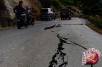 Jalan Linggoasri Pekalongan-Banjarnegara Retak
