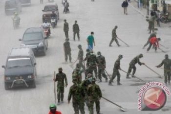 Petugas Gabungan Serentak Bersihkan Fasilitas Umum