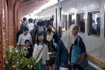 Penerbangan Terganggu, Penumpang KA Membeludak