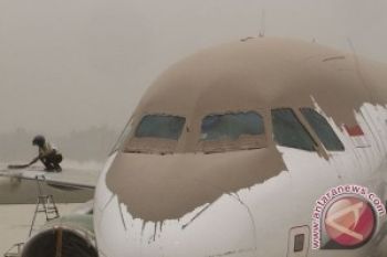 Kelud Meletus, Bandara Ahmad Yani Ditutup