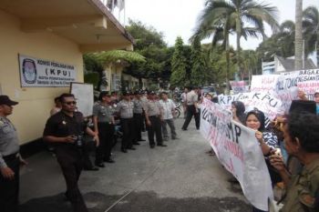Demo di KPU Siantar