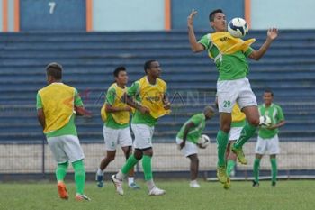 Persebaya Coba Lapangan