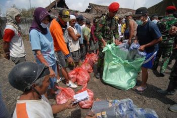 Tim Kopassus Bantu Warga Terparah