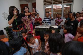 Waria Hibur Pengungsi