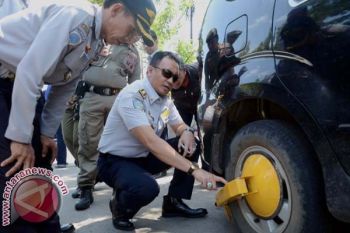 12 Mobil Digembok di Jalan Tegakkan Perwali 