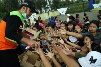 REBUTAN BANTUAN WARGA KELUD