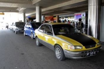 Supir Taksi Batam Ancam Menginap di DPRD