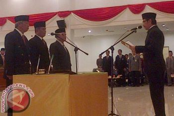 Hamzah Lantik Tiga PAW Anggota DPRD Sulbar 