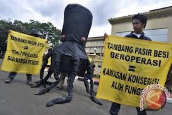 Petani Tuntut Izin Penambangan Pasir Besi Dibatalkan