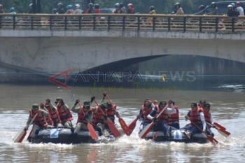 Lomba Dayung Perahu Karet