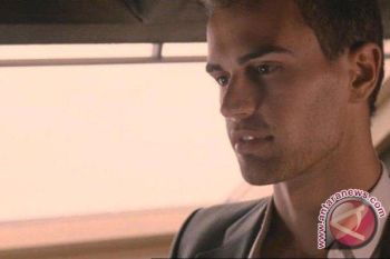 Theo James lakukan adegan berkelahi tanpa pemeran pengganti