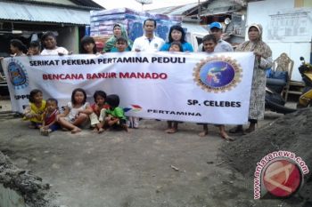 Pekerja Pertamina bantu komputer  sekolah korban banjir Manado 