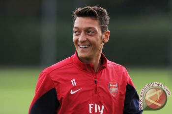 Ozil bermain gemilang saat Arsenal hancurkan PSG