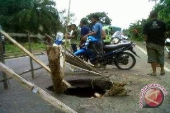 Awas Jalintim Sumatera Palembang-Betung ambrol 