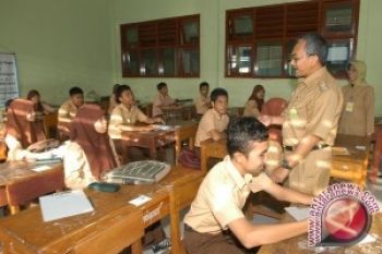 Mulai tahun ini pejabat dilarang masuk kelas saat UN