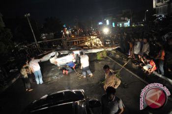Angin kencang tumbangkan billboard tiga korban terluka