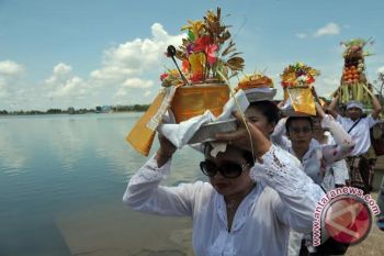Ummat Hindu Palembang ritual di pinggir danau
