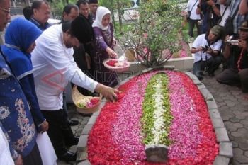 Surya Paloh Ziarah 