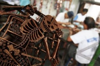 Kritisi Perpolitikan Indonesia, Perajin Ciptakan Batik Motif Topeng