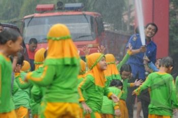 Kekurangan Personel, Petugas Pemadam Kebakaran Didukung Relawan
