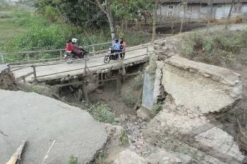 Jembatan Penghubung Desa di Lereng Merapi Nyaris Putus