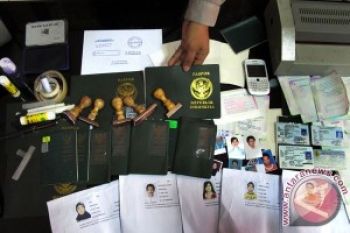  Imigrasi Batam Temukan Paspor Berstempel Palsu