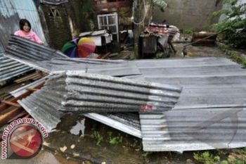 Warga Polewali Mandar Mengungsi Akibat Puting Beliung 