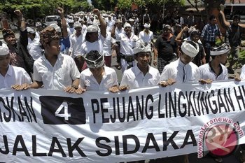 Tuntut Pembebasan Warga Sidakarya