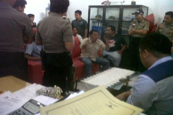 Warga Demo KPU Kolaka