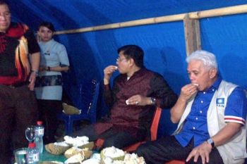 Hatta Rajasa Makan Durian Di Teluk Kendari 