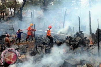 15 Rumah Petak Ludes Terbakar 