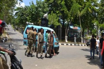 Aparat Bubarkan  Paksa Pengunjukrasa Saat Berorasi