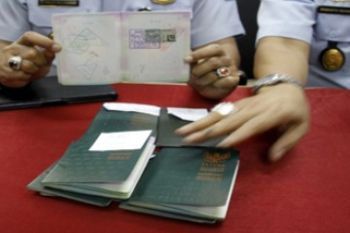 Cap Palsu Paspor TKI/Joko Sulistyo