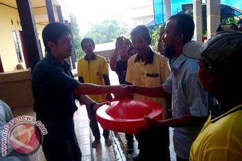 Ketua DPRD Sulbar Serahkan Bantuan 