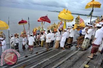 Pasca-Nyepi, wisatawan laksanakan "Banyupinaruh" di Pantai Kerobokan-Buleleng