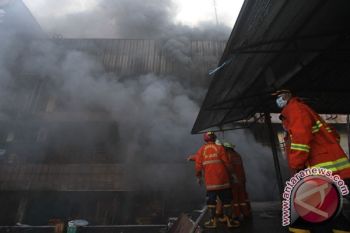 Usai Hadiri Hut Presiden Tinjau Pemadaman Kebakaran di Pasar Senen