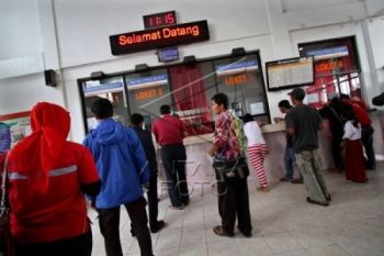 Tiket Kereta Hari Pertama Lebaran Habis Terjual
