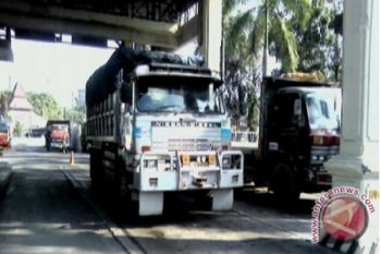 Gubernur Lihat Kernet Beri Uang di Jembatan Timbang