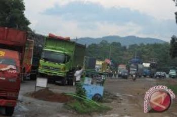 Warga Desak Pemda Bangun Portal di Jembatan Tringsing