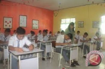 UN SMA di Solo Berjalan Tertib