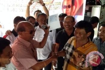 Wali Kota Serahkan KTP Dukung Calon Wali Kota Independen