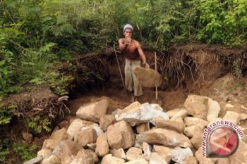 Penggali Batu Hamil Meninggal Tertimbun Reruntuhan Batu