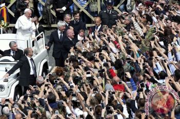 Pope Francis calls for promoting peace initiative in Syria, Ukraine