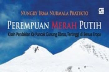 Pendaki perempuan merah-putih bersiap ke Vinsion  Massif