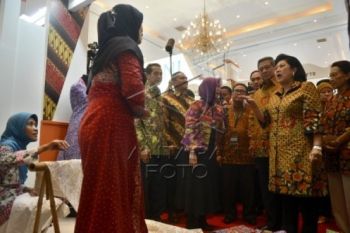 Tenun Ikat Dayak Sintang Dipromosikan di Pameran Kerajinan Internasional