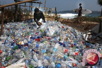 Perusahaan Ghana ubah limbah plastik  jadi bata trotoar
