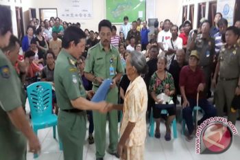 Wali kota Manado salurkan bantuan rumah rusak berat 